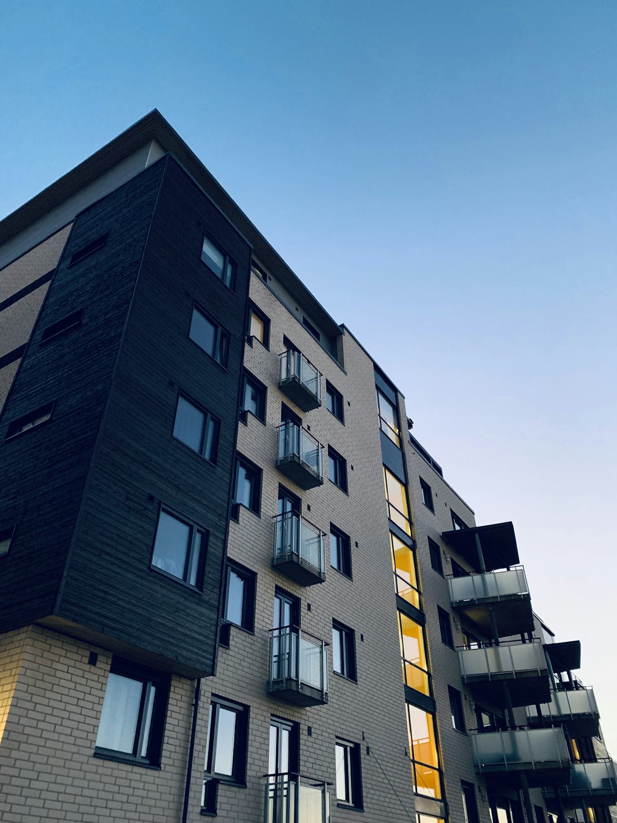 Mehrfamilienhaus mit Balkonen unter blauem Himmel – Wohnanlage in Betreuung